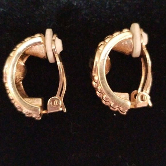 Vintage Mid Century Black Faceted Stone Clip Earrings - Picture 8 of 12